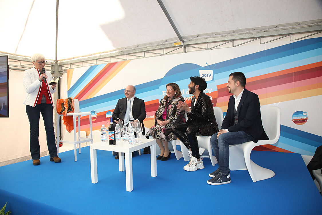 Festival della TV e dei Nuovi Media 2019_251.jpg - Real Time, la Tv delle meraviglie Un  racconto di storie e persone reali con contenuti attuali e uno stile innovativo in costante evoluzione,  ci porta con i suoi protagonisti nel mondo meraviglioso di due programmi divenuti ormai cult:  “Il Castello delle cerimonie” e “Il Salone delle Meraviglie”.Federico Lauri, Imma Polese, Gesualdo Vercio con Alessandra Comazzi.